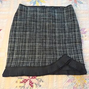 White HOUSE Black MARKET Elegant Tweed Skirt Size 12 Pleated Ruffle Hem